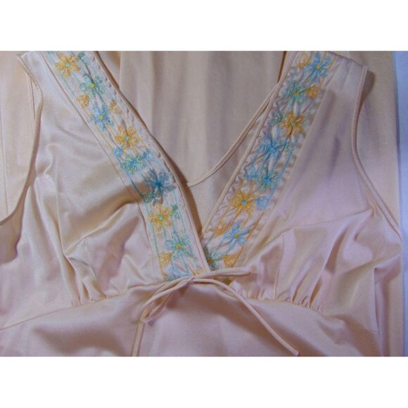 JC Penney Vintage Nylon Nightgown M Blush Beige Embroidered Gathered Bust 70s - Picture 7 of 12